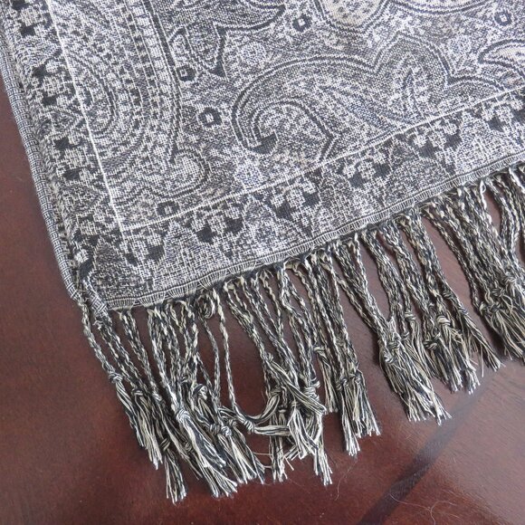 Lot of 3 Fringed Paisley Scarves Wraps.......824 - Picture 9 of 12